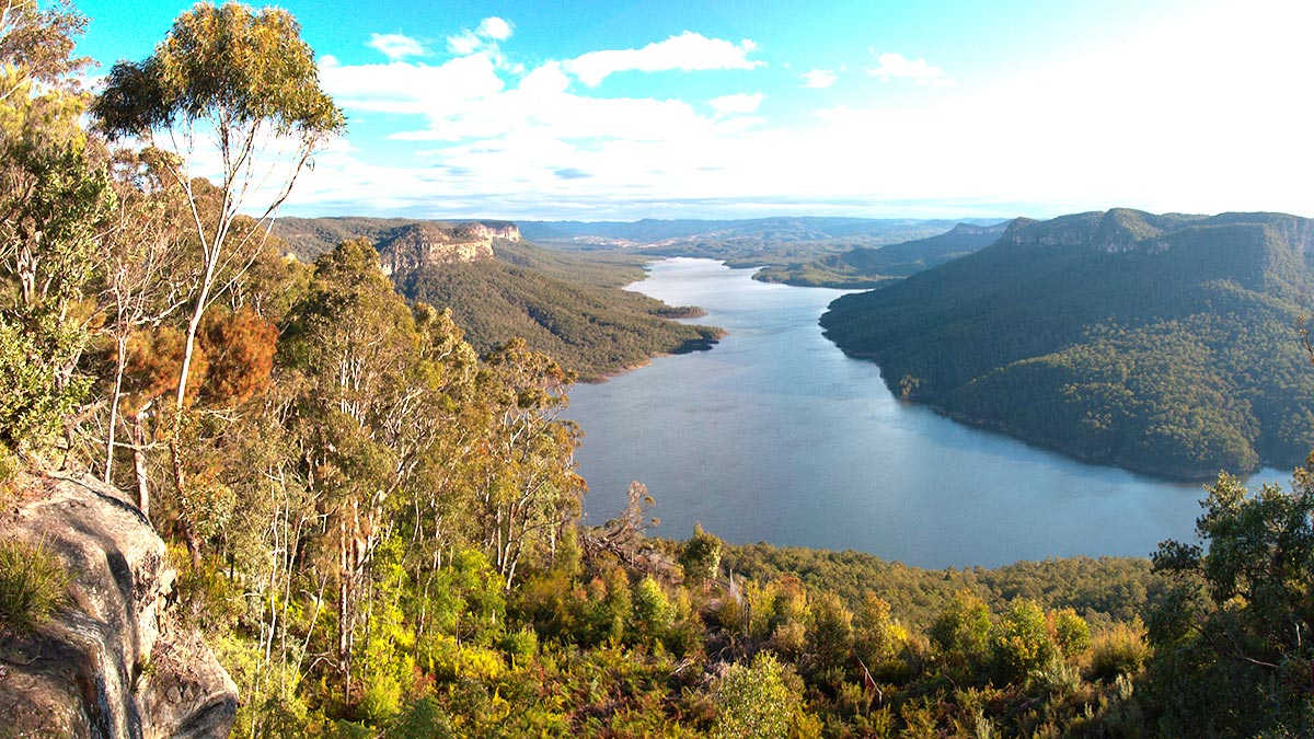 Burragorang Lookout Author by popejon2-CC BY 2.0 from wikimedia-image is resized to 1200x675px and adjust brightness and contrast